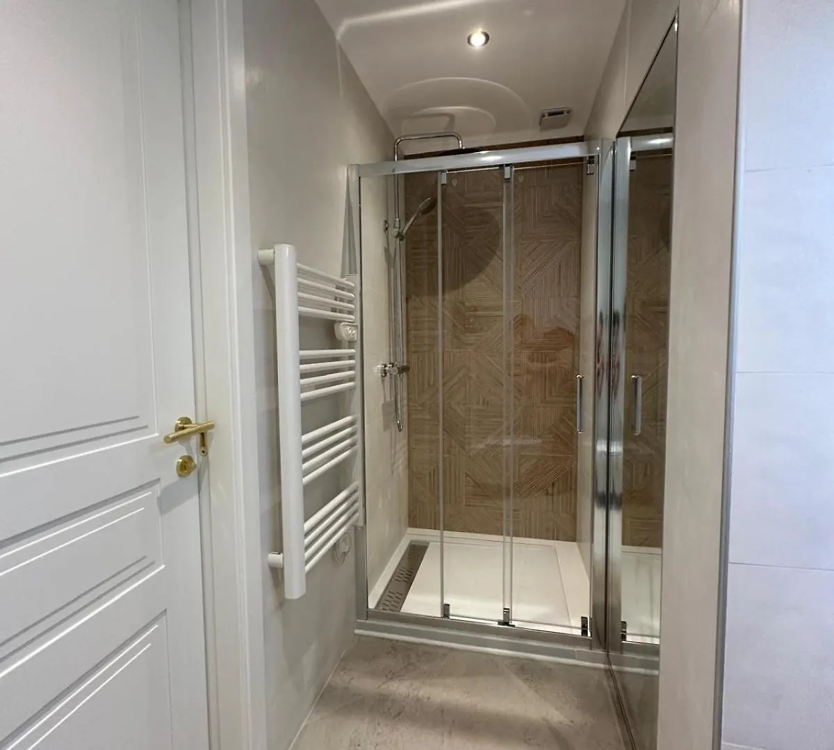 Extraordinaire Grand Studio Au Centre 6 Minutes A Pied De La Plage Et L'Hotel Negresco Nice 0*,  France