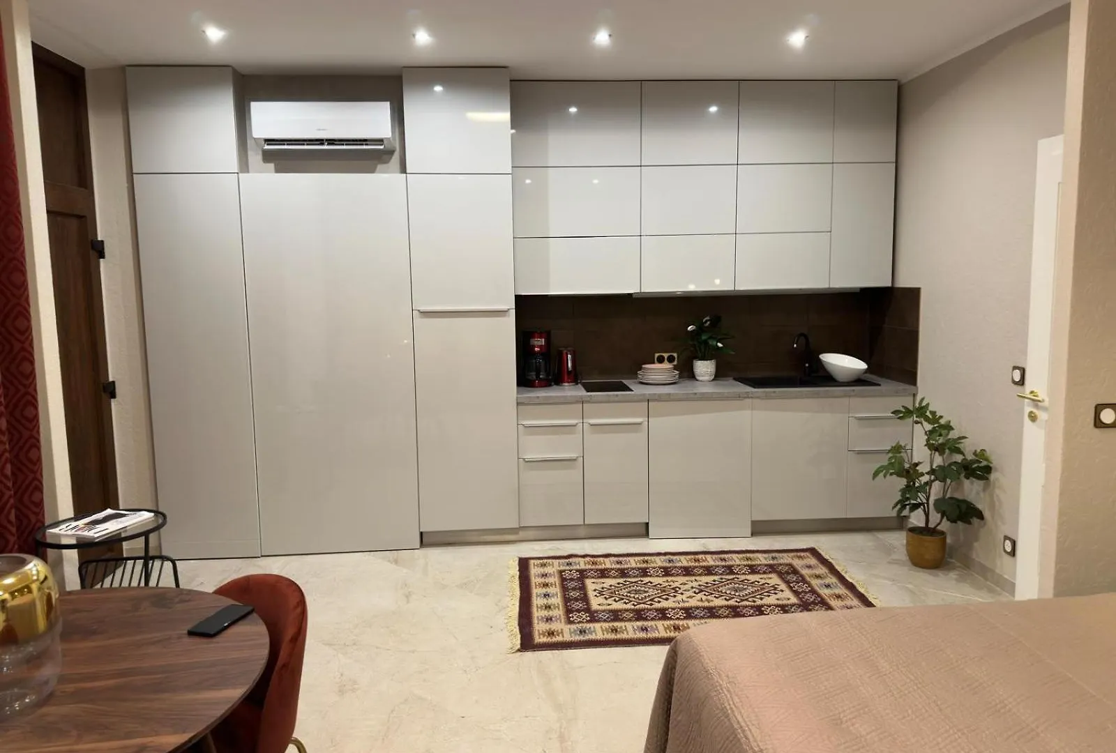 Extraordinaire Grand Studio Au Centre 6 Minutes A Pied De La Plage Et L'Hotel Negresco Nice Apartment