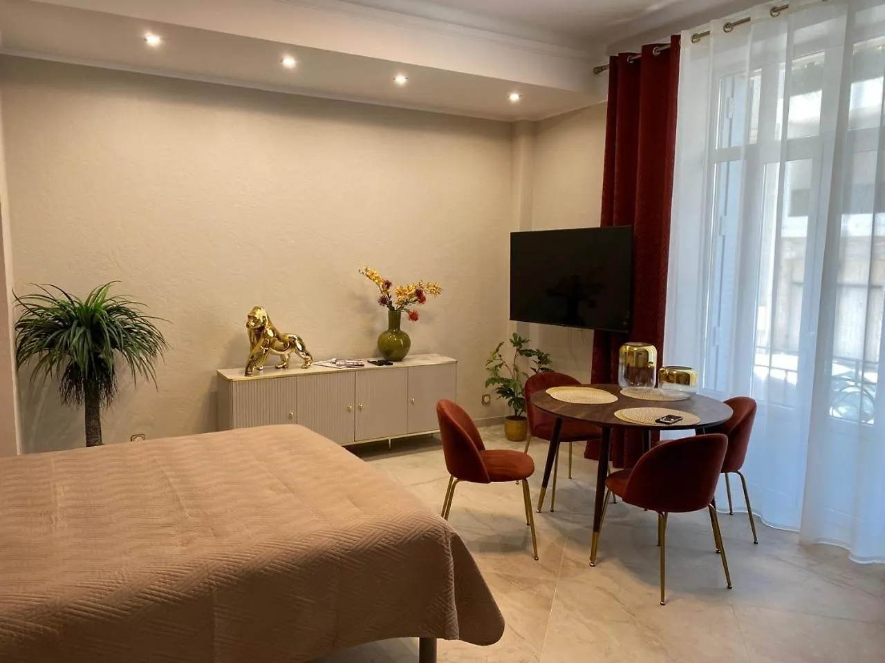 Extraordinaire Grand Studio Au Centre 6 Minutes A Pied De La Plage Et L'Hotel Negresco Nice 0*,  France