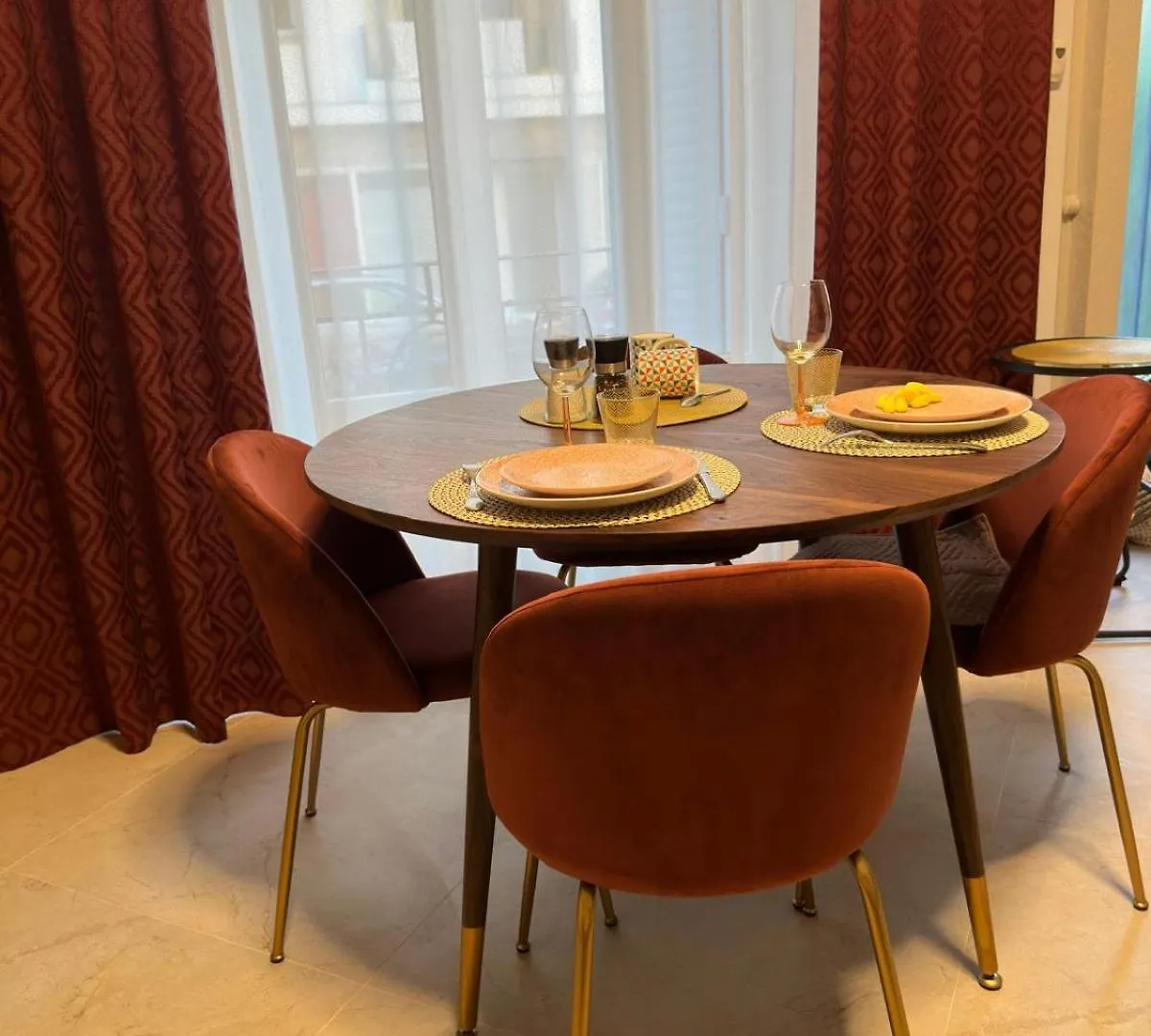 Extraordinaire Grand Studio Au Centre 6 Minutes A Pied De La Plage Et L'Hotel Negresco Nice Apartment